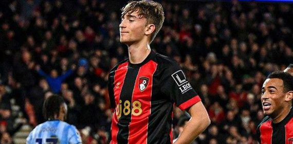Dean Huijsen celebra un gol con el Bournemouth.