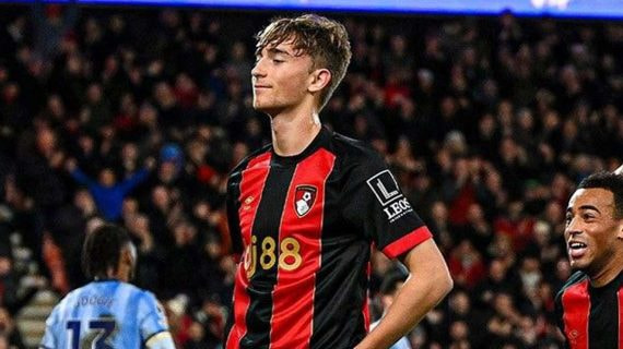 Dean Huijsen celebra un gol con el Bournemouth.