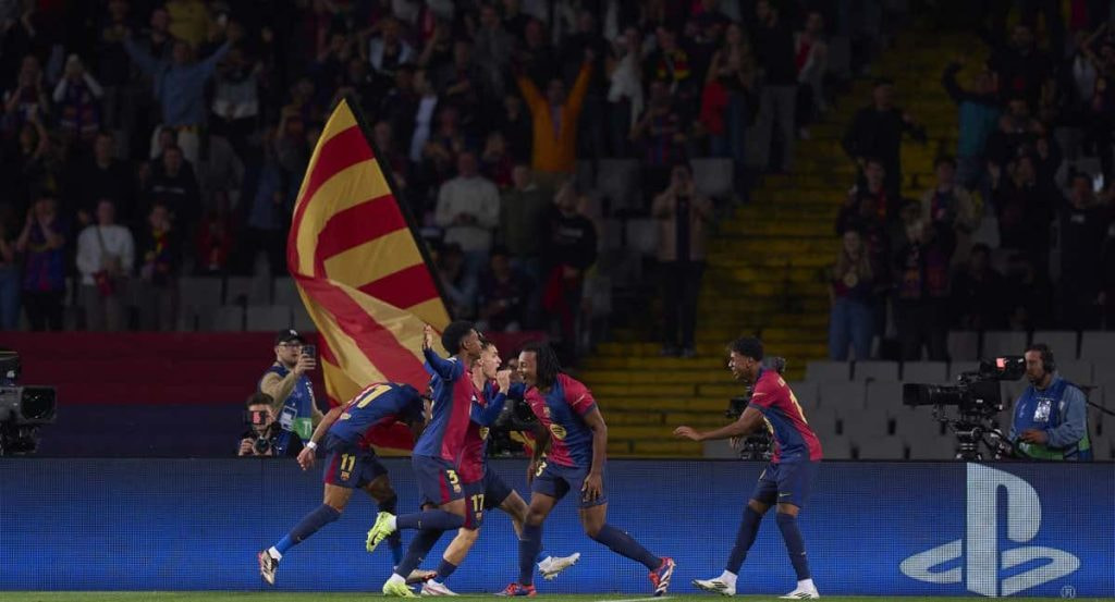 Los jugadores del FC Barcelona celebran un gol con sus aficionados de fondo.
