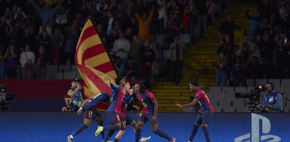 Los jugadores del FC Barcelona celebran un gol con sus aficionados de fondo.