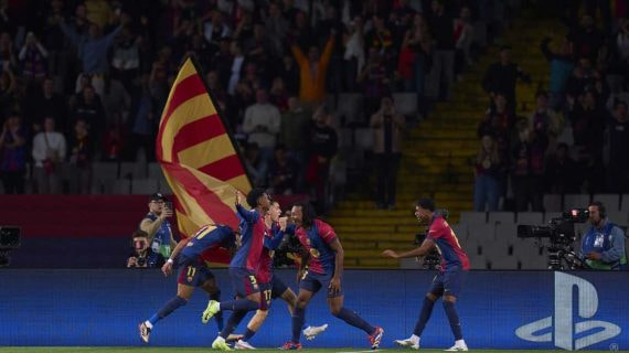 Los jugadores del FC Barcelona celebran un gol con sus aficionados de fondo.