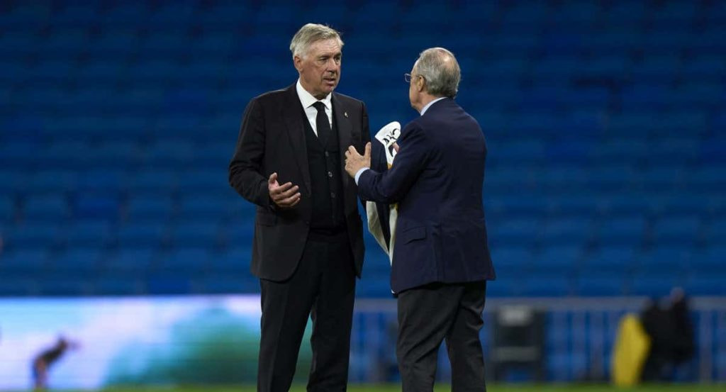 Ancelotti y Florentino conversan sobre el césped del Bernabéu.