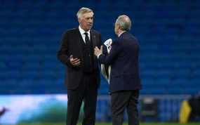 Ancelotti y Florentino conversan sobre el césped del Bernabéu.