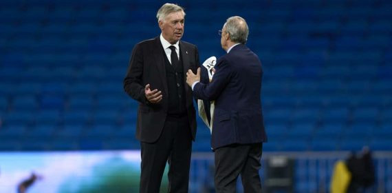 Ancelotti y Florentino conversan sobre el césped del Bernabéu.