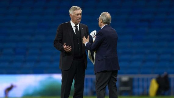 Ancelotti y Florentino conversan sobre el césped del Bernabéu.