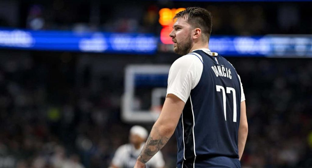Luka Doncic, pensativo durante un partido.