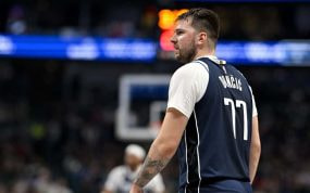 Luka Doncic, pensativo durante un partido.