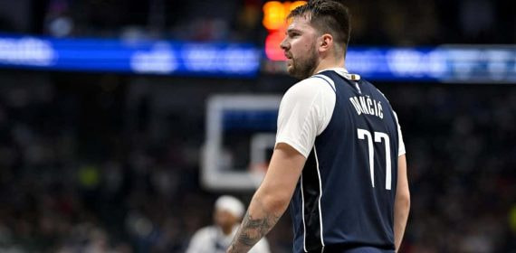 Luka Doncic, pensativo durante un partido.