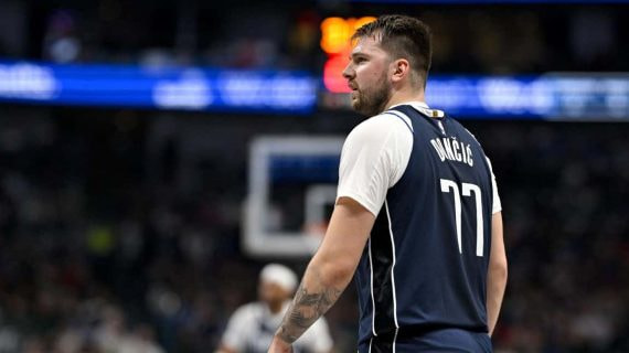 Luka Doncic, pensativo durante un partido.