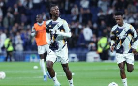 Eduardo Camavinga durante un calentamiento con el Real Madrid.