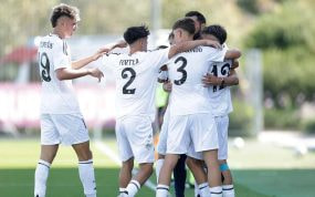 Los jugadores del juvenil de Real Madrid se abrazan en la banda.