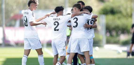 Los jugadores del juvenil de Real Madrid se abrazan en la banda.