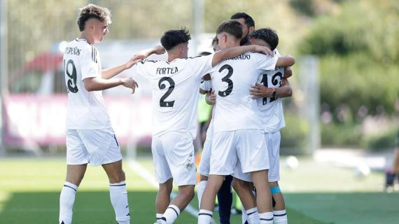 Los jugadores del juvenil de Real Madrid se abrazan en la banda.