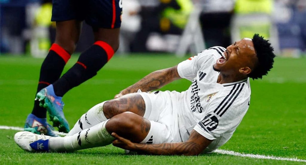 Éder Militão se duele en el suelo tras lesionarse en un partido del Real Madrid