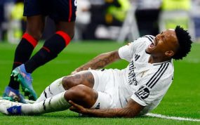 Éder Militão se duele en el suelo tras lesionarse en un partido del Real Madrid