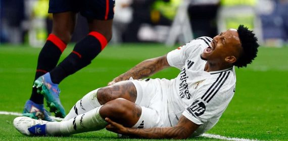 Éder Militão se duele en el suelo tras lesionarse en un partido del Real Madrid