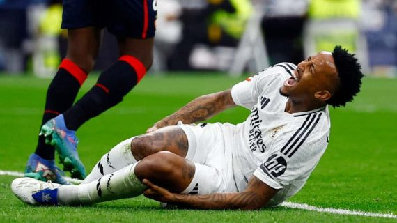 Éder Militão se duele en el suelo tras lesionarse en un partido del Real Madrid
