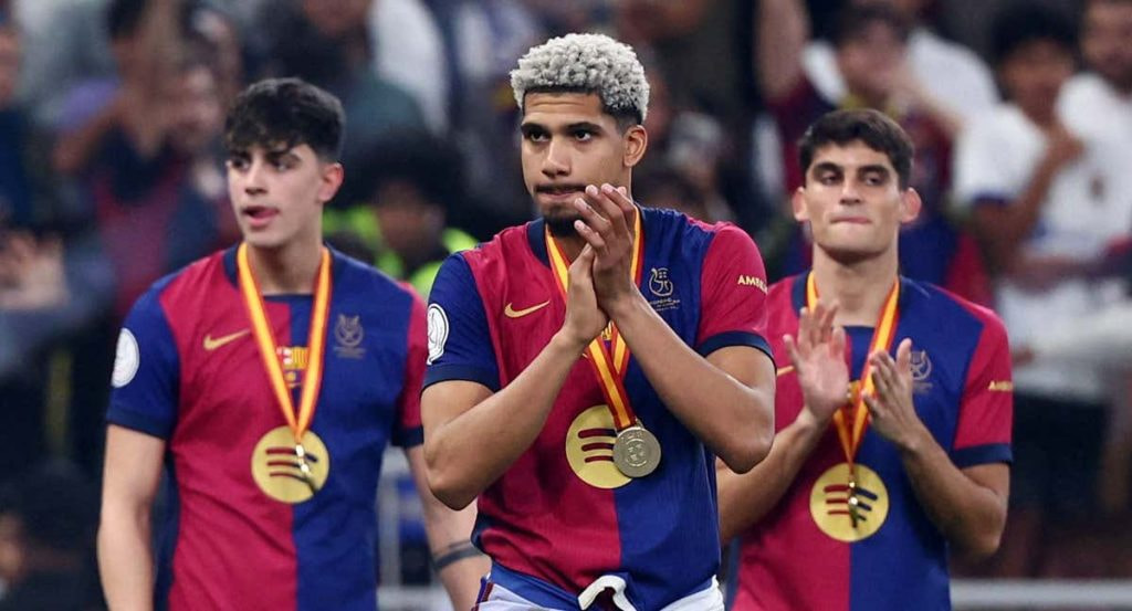 Araujo celebró el título de la Supercopa junto a sus compañeros.