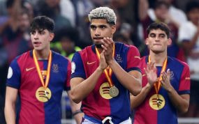 Araujo celebró el título de la Supercopa junto a sus compañeros.