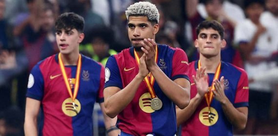 Araujo celebró el título de la Supercopa junto a sus compañeros.