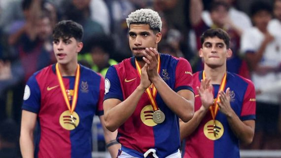 Araujo celebró el título de la Supercopa junto a sus compañeros.