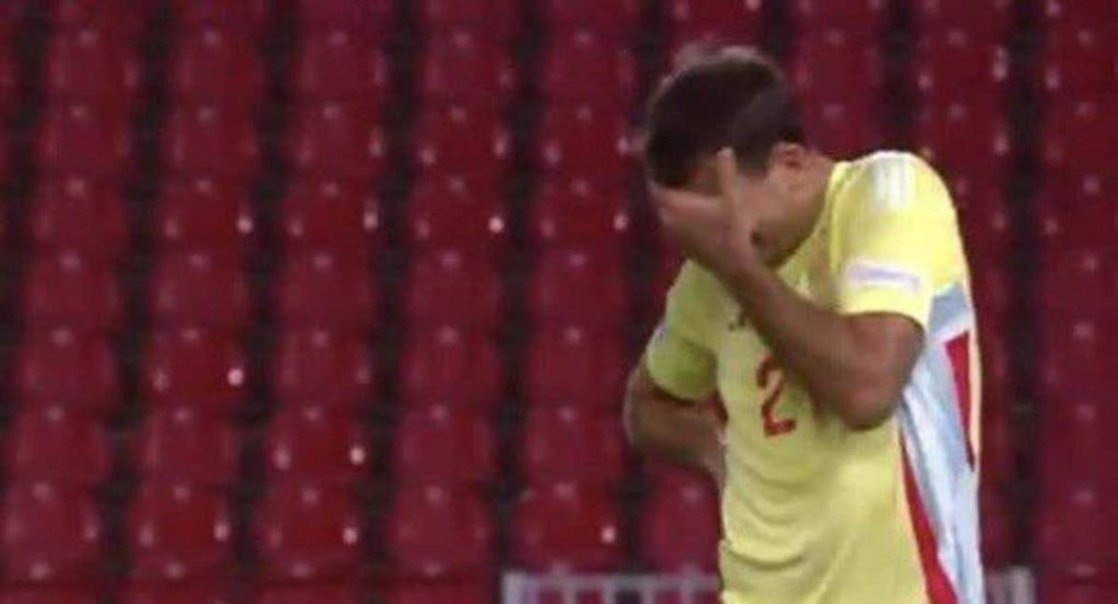 Oyarzabal, quejándose de su lesión en el tobillo.