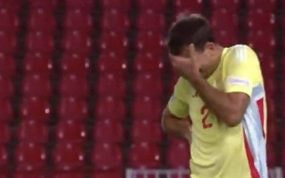 Oyarzabal, quejándose de su lesión en el tobillo.