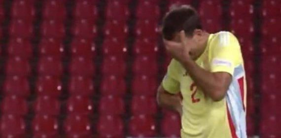 Oyarzabal, quejándose de su lesión en el tobillo.
