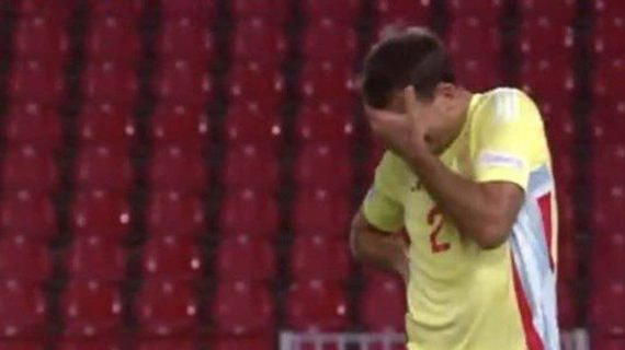Oyarzabal, quejándose de su lesión en el tobillo.