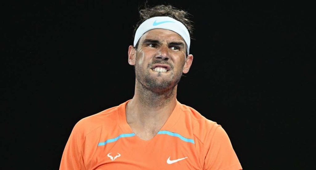 Rafa Nadal se queja de una lesión en Melbourne.