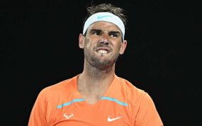 Rafa Nadal se queja de una lesión en Melbourne.