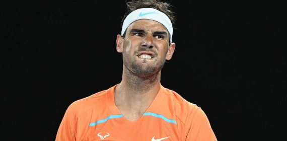 Rafa Nadal se queja de una lesión en Melbourne.