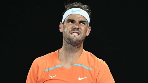 Rafa Nadal se queja de una lesión en Melbourne.
