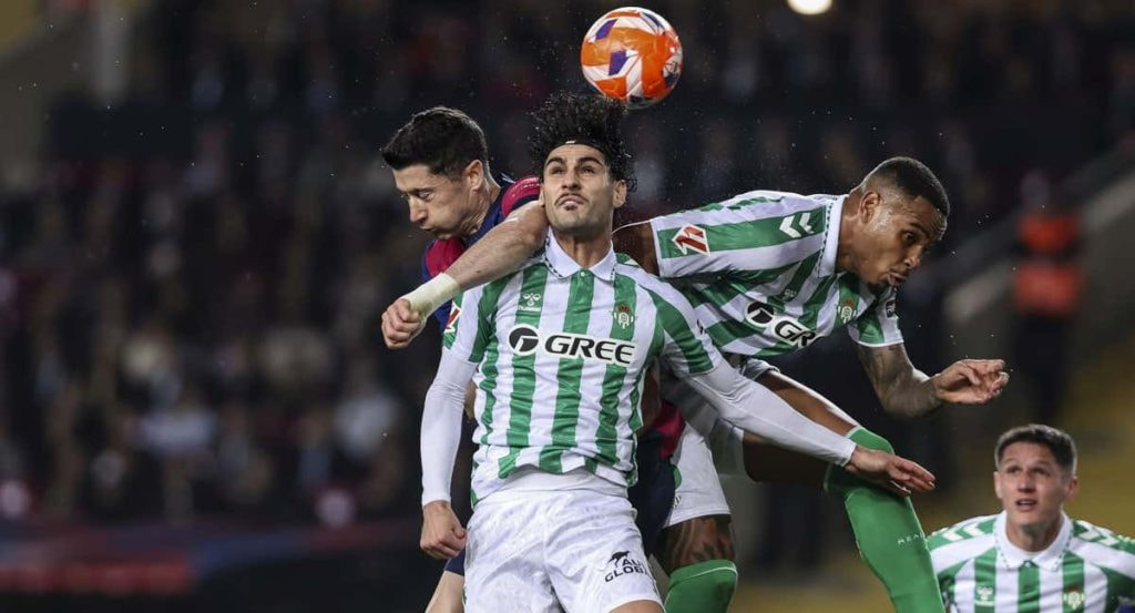 Johnny Cardoso pugna con Lewandowski en presencia de Natan.