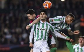 Johnny Cardoso pugna con Lewandowski en presencia de Natan.