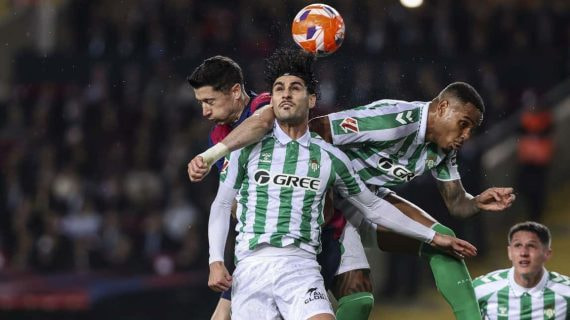 Johnny Cardoso pugna con Lewandowski en presencia de Natan.