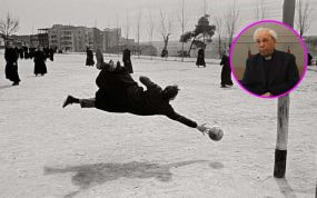 Lino Hernando intentando detener el balón en la icónica fotografía de Ramón Masats.