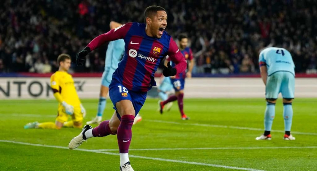Vitor Roque celebra su primer gol con el Barcelona.