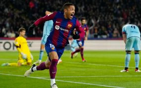 Vitor Roque celebra su primer gol con el Barcelona.