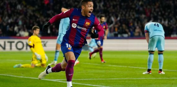 Vitor Roque celebra su primer gol con el Barcelona.