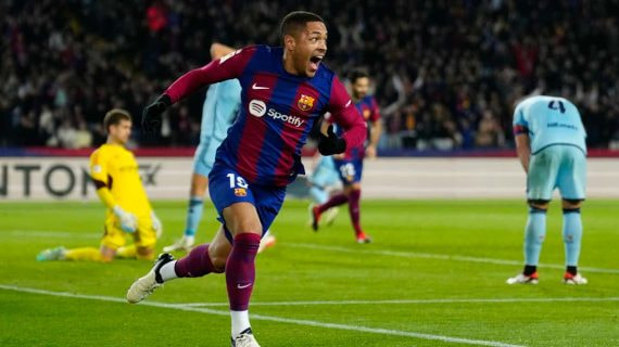 Vitor Roque celebra su primer gol con el Barcelona.