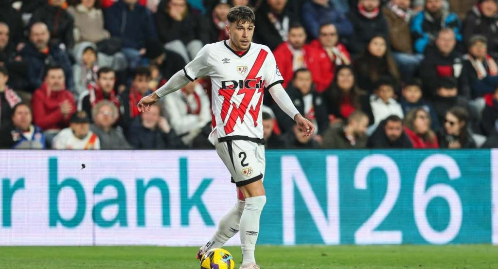 Ratiu, que ha levantado el interés del Barça, durante un partido del Rayo.