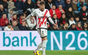Ratiu, que ha levantado el interés del Barça, durante un partido del Rayo.