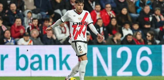 Ratiu, que ha levantado el interés del Barça, durante un partido del Rayo.