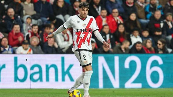 Ratiu, que ha levantado el interés del Barça, durante un partido del Rayo.