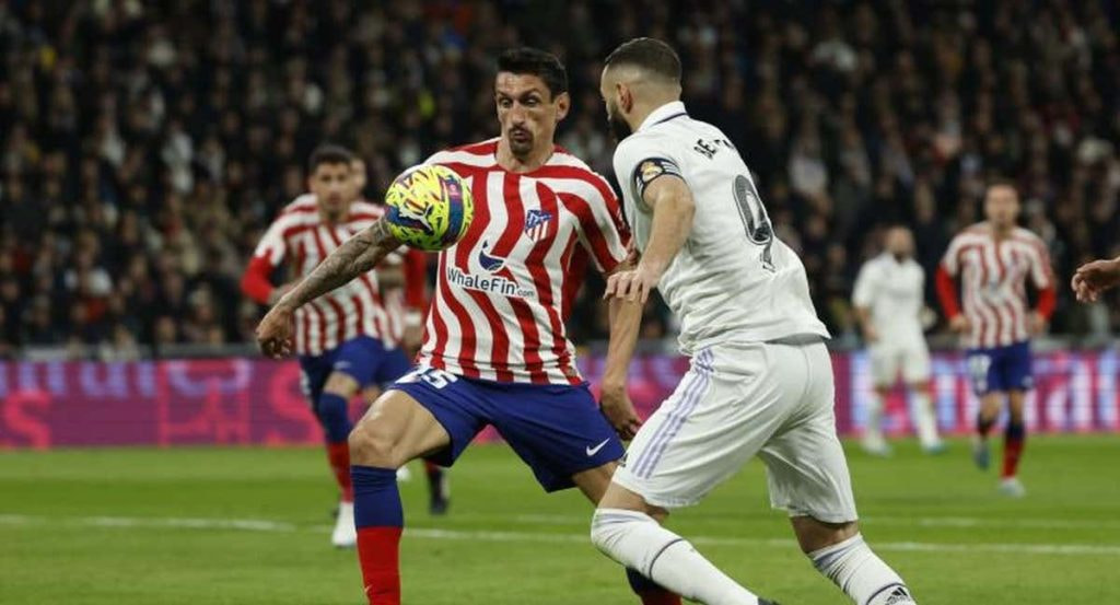 Savic, contra Benzema, en un derbi madrileño esta temporada.