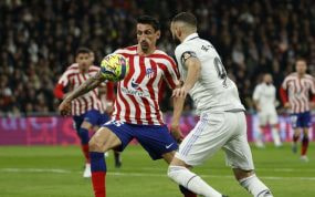 Savic, contra Benzema, en un derbi madrileño esta temporada.