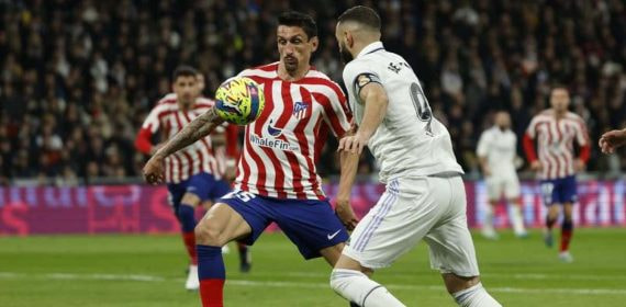 Savic, contra Benzema, en un derbi madrileño esta temporada.