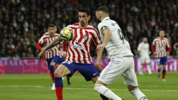 Savic, contra Benzema, en un derbi madrileño esta temporada.