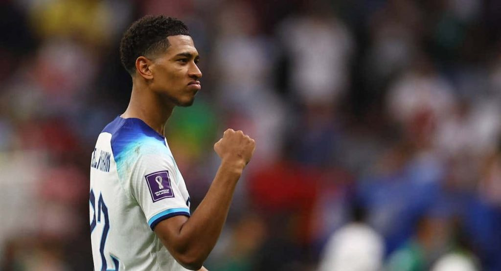 Bellingham celebra un gol con Inglaterra.